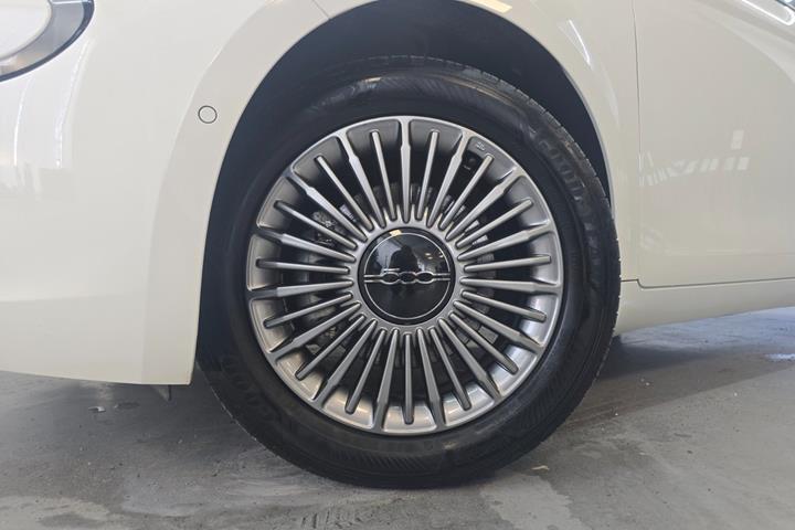 Hvid Fiat 500e fra 2023
