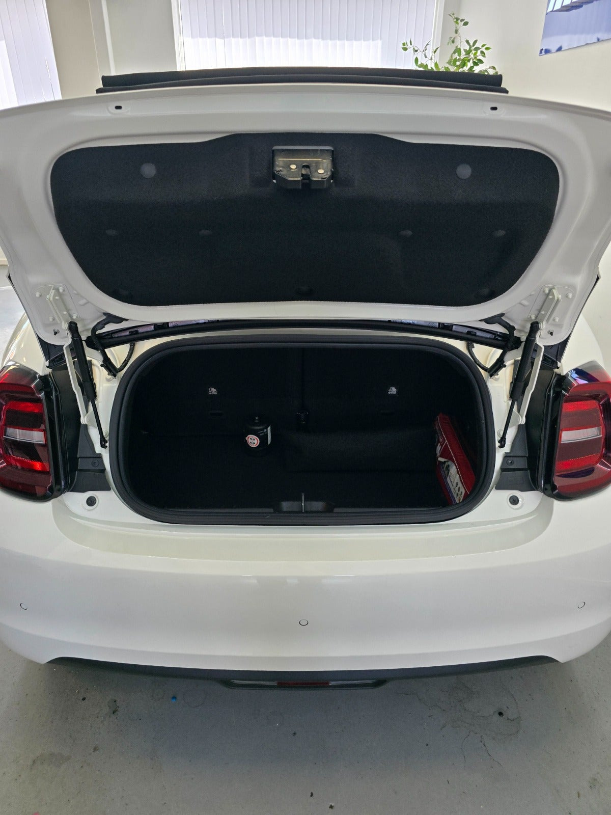 Hvid Fiat 500e fra 2023