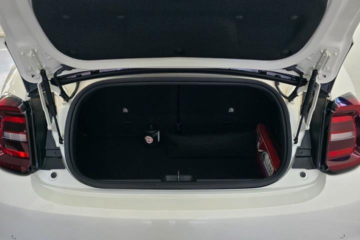Hvid Fiat 500e fra 2023