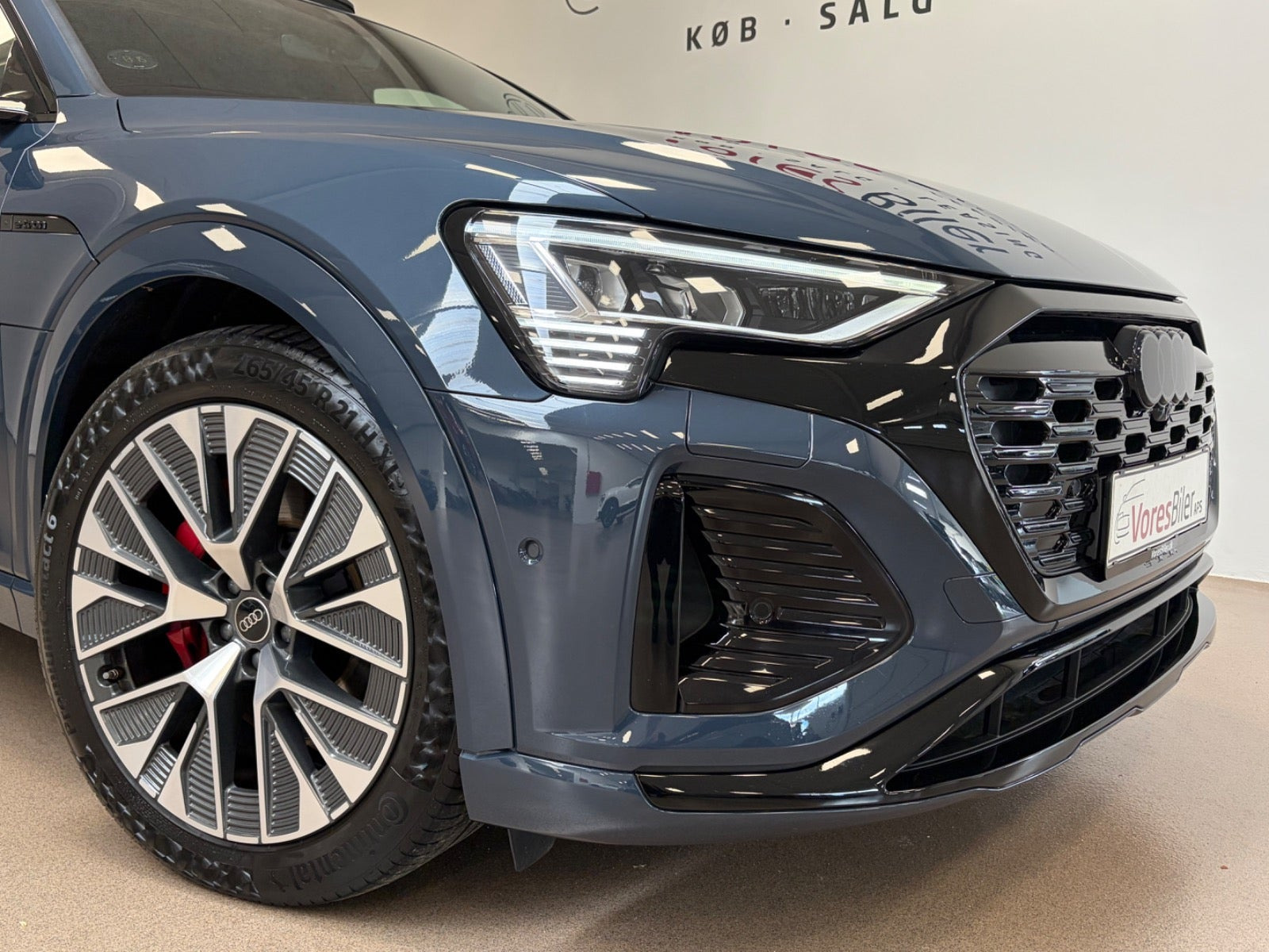 Blå Audi Q8 e-tron fra 2023