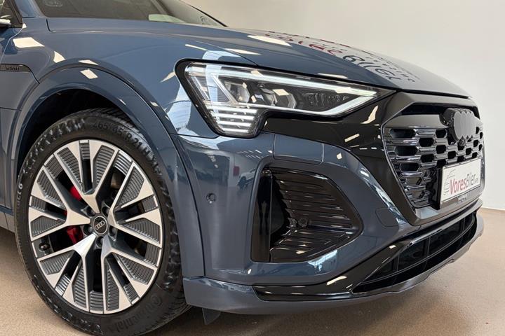 Blå Audi Q8 e-tron fra 2023