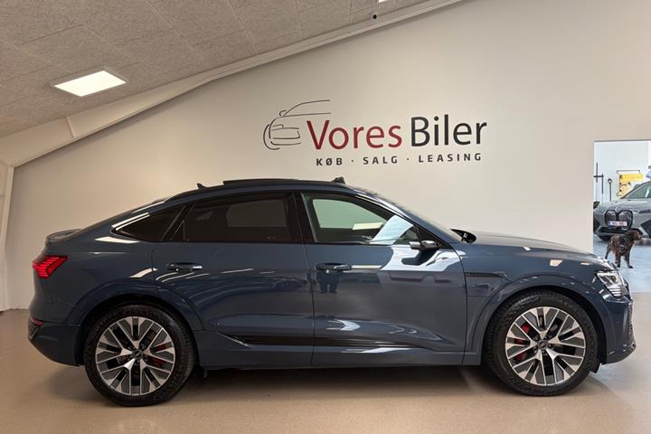 Blå Audi Q8 e-tron fra 2023
