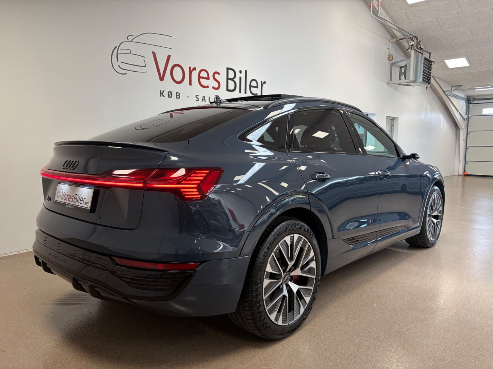 Blå Audi Q8 e-tron fra 2023