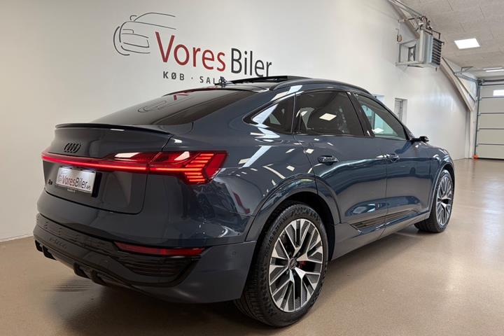 Blå Audi Q8 e-tron fra 2023