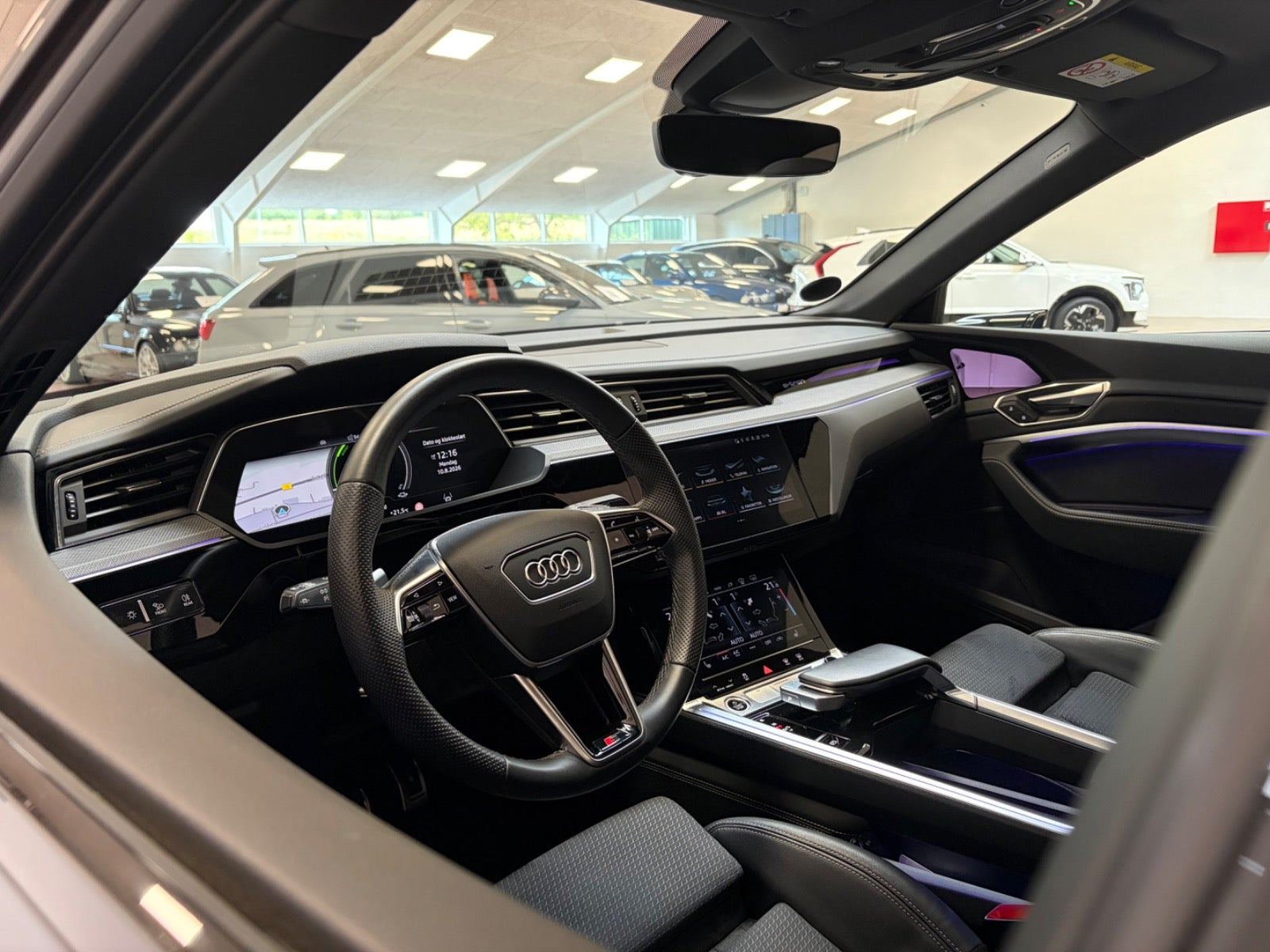 Blå Audi Q8 e-tron fra 2023