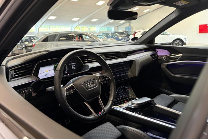 Blå Audi Q8 e-tron fra 2023