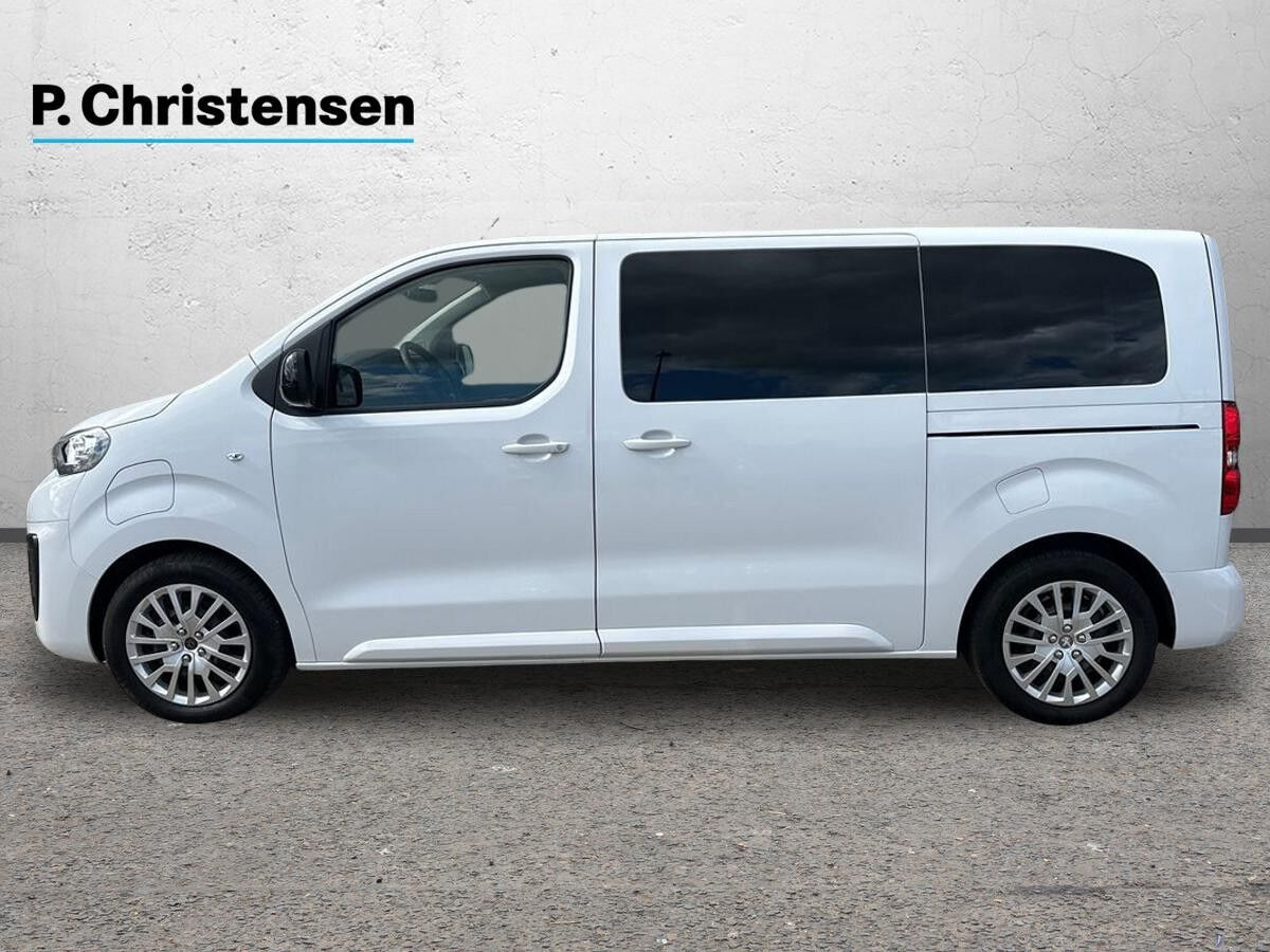 Hvid Peugeot e-Traveller fra 2022