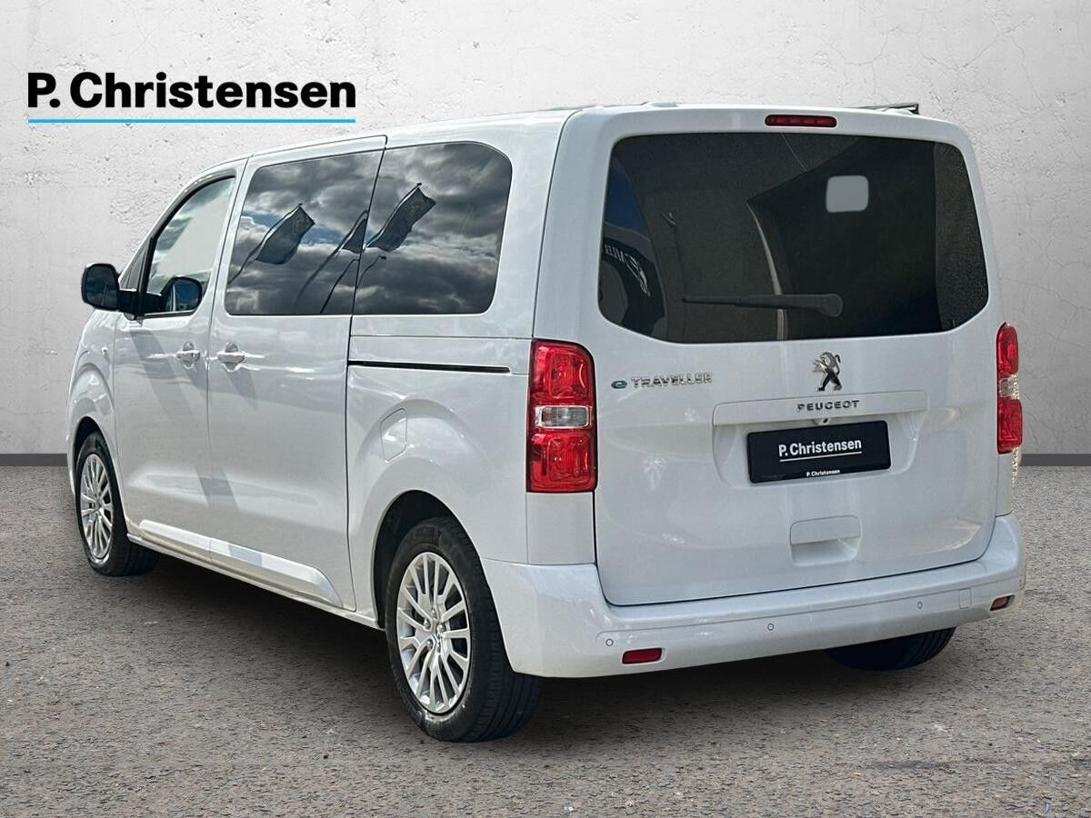 Hvid Peugeot e-Traveller fra 2022