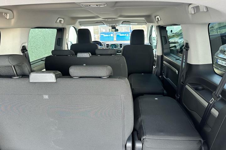 Hvid Peugeot e-Traveller fra 2022
