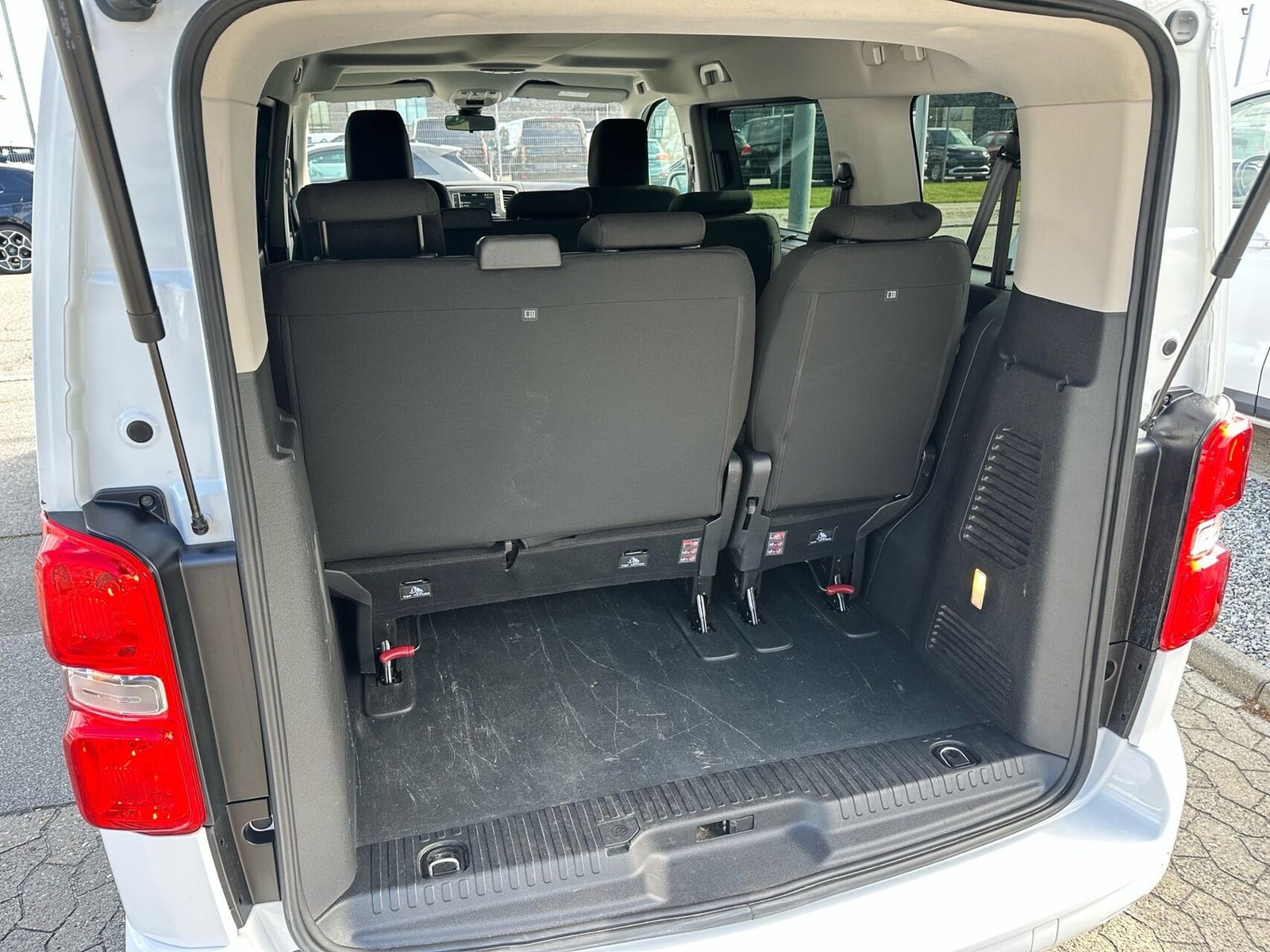 Hvid Peugeot e-Traveller fra 2022