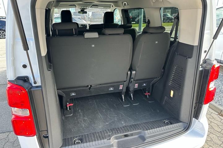 Hvid Peugeot e-Traveller fra 2022