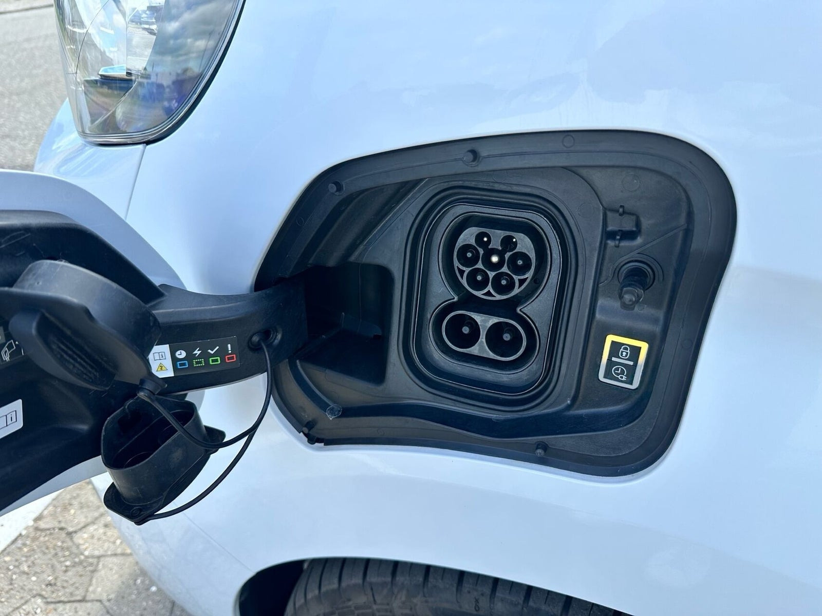 Hvid Peugeot e-Traveller fra 2022