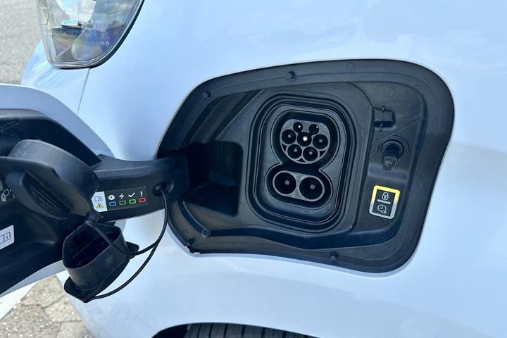 Hvid Peugeot e-Traveller fra 2022
