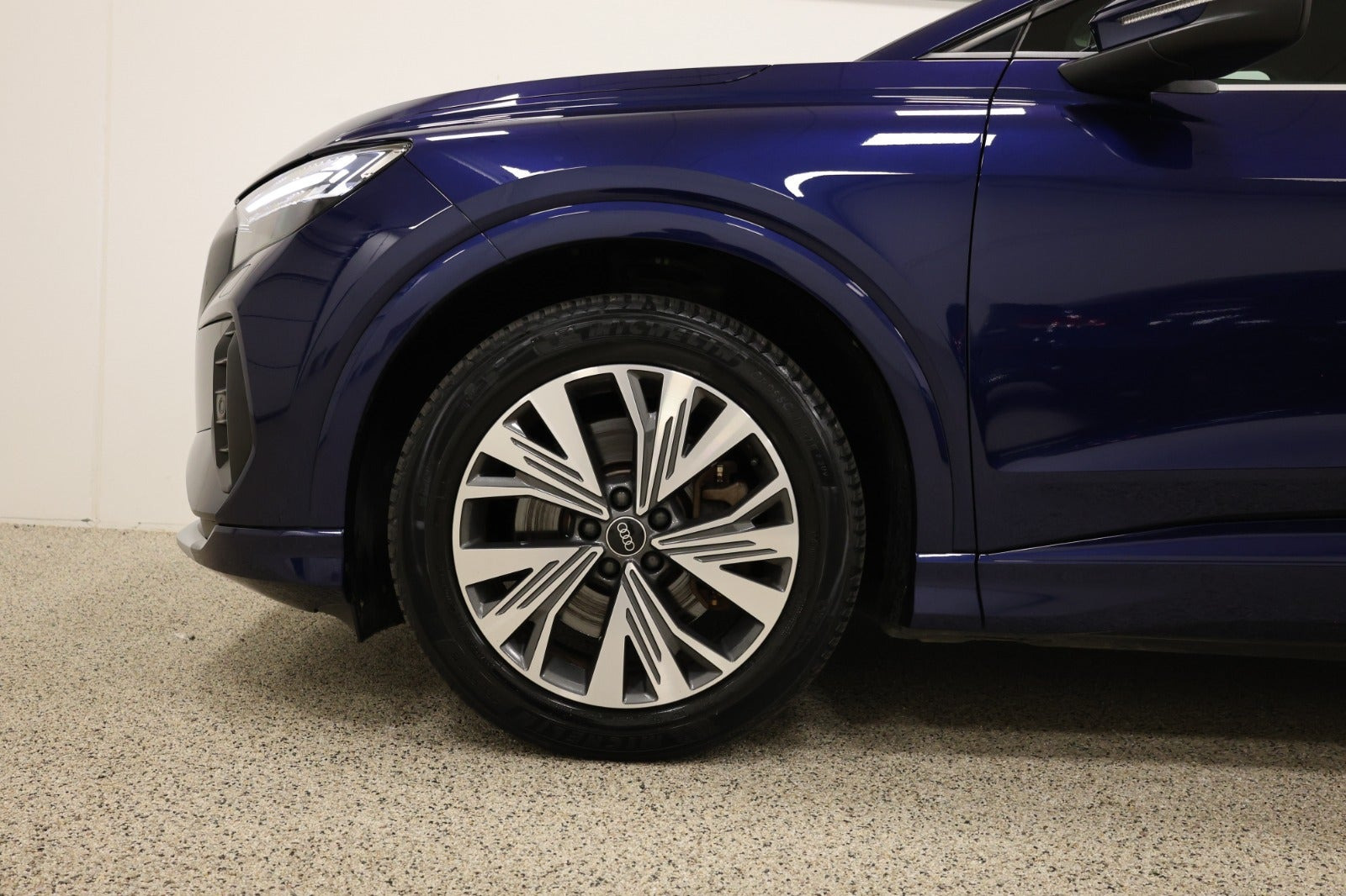 Blå Audi Q4 e-tron fra 2021