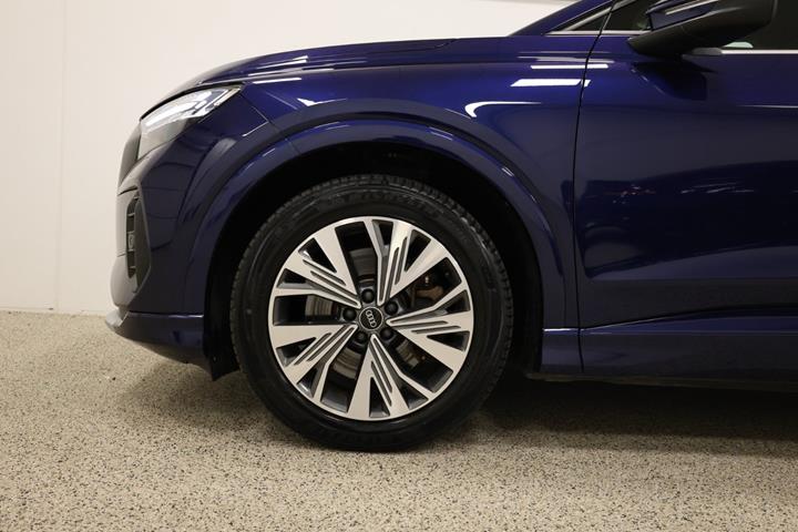Blå Audi Q4 e-tron fra 2021