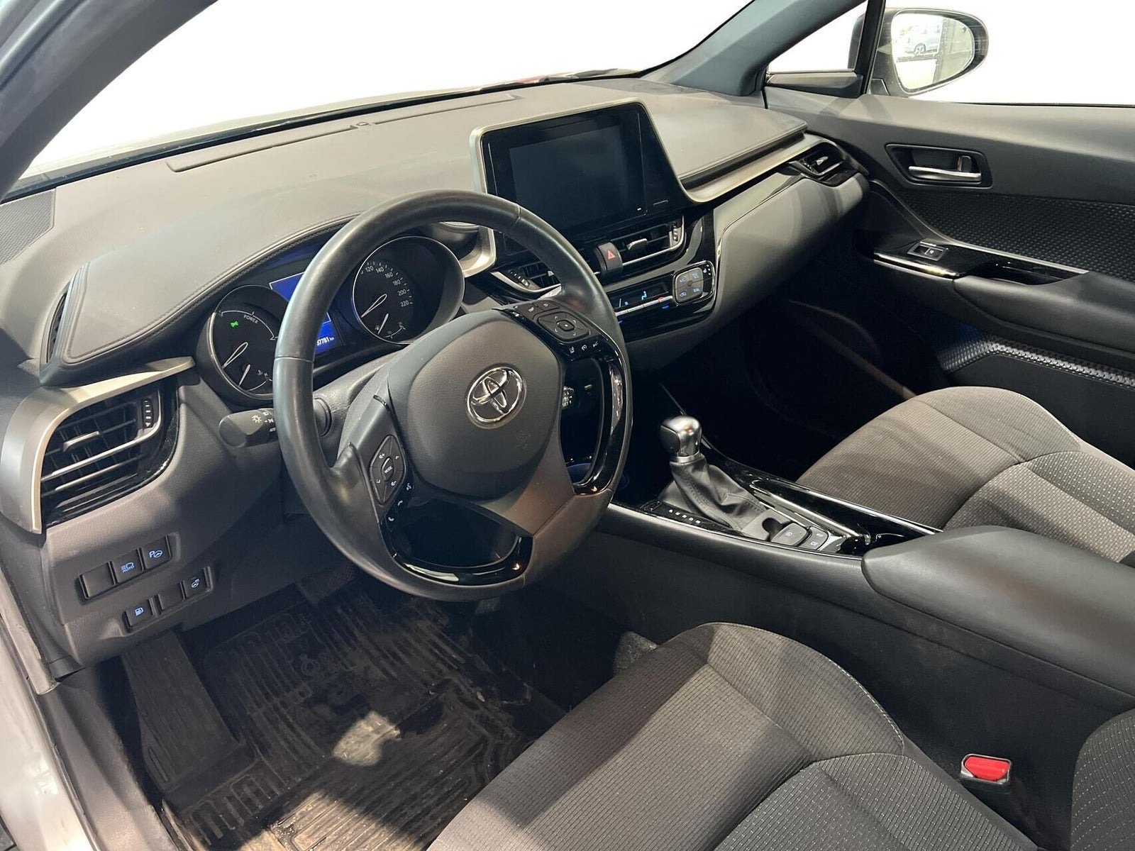 Grå Toyota C-HR fra 2019