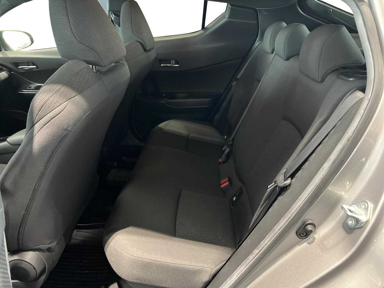 Grå Toyota C-HR fra 2019