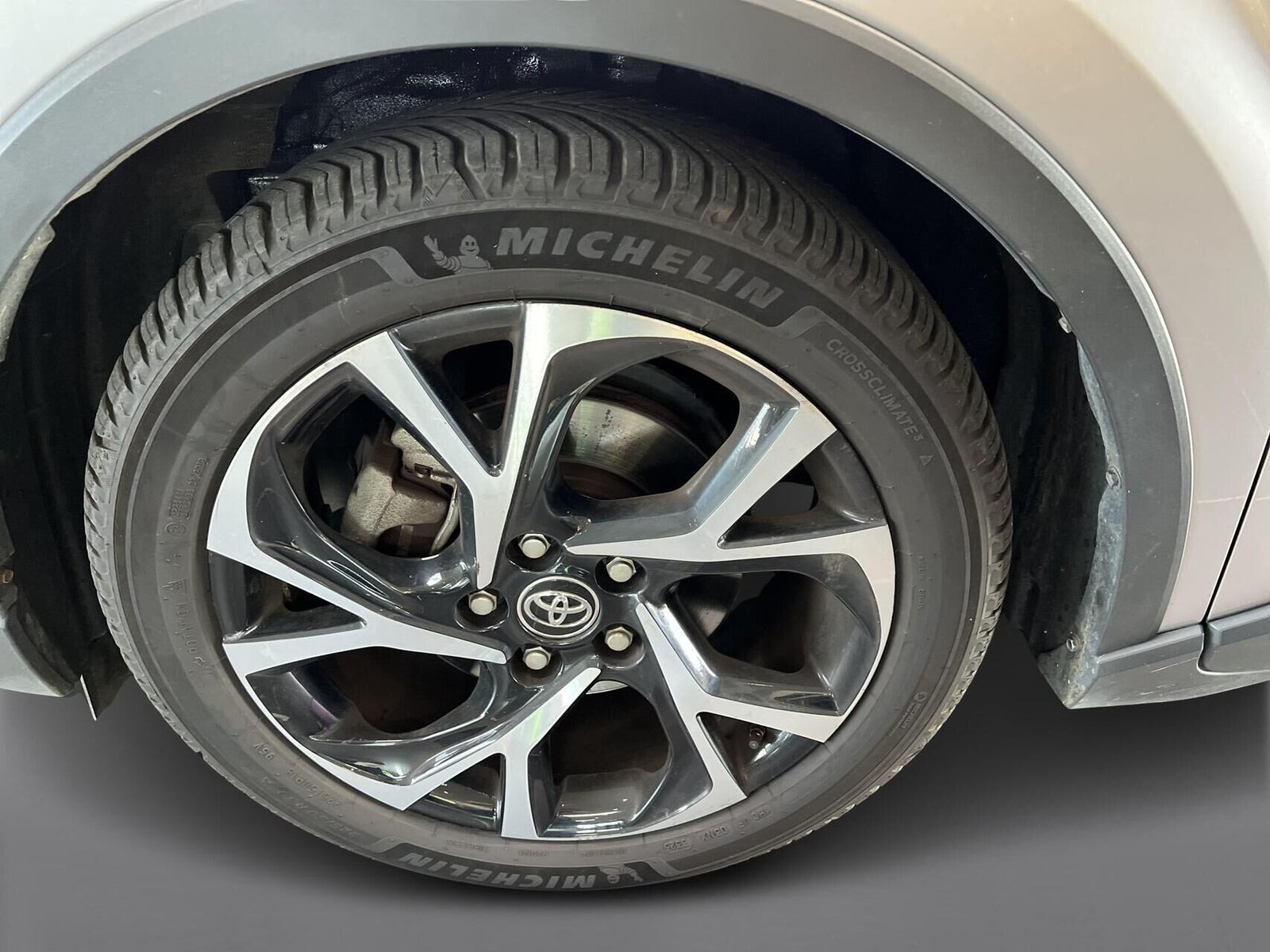 Grå Toyota C-HR fra 2019