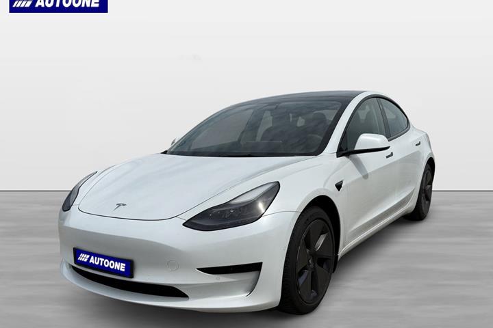 Hvid Tesla Model 3 fra 2021