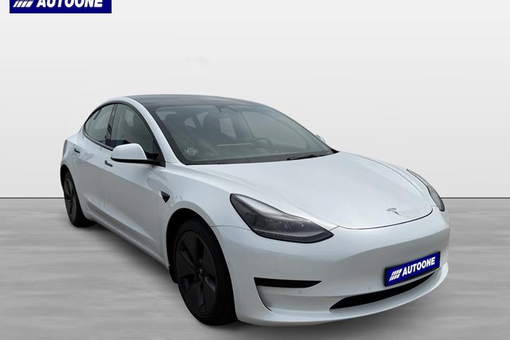 Hvid Tesla Model 3 fra 2021