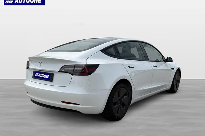 Hvid Tesla Model 3 fra 2021
