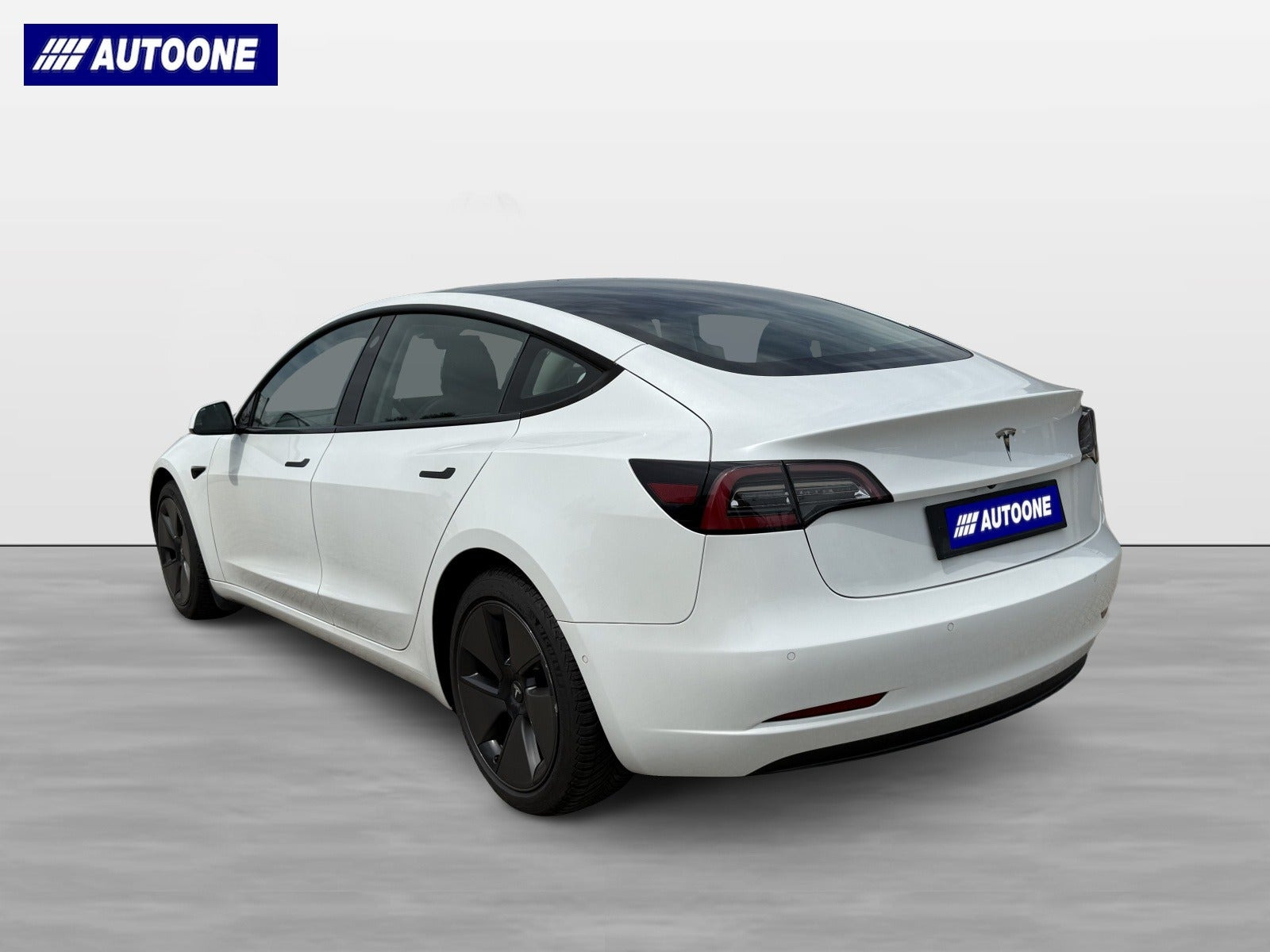 Hvid Tesla Model 3 fra 2021