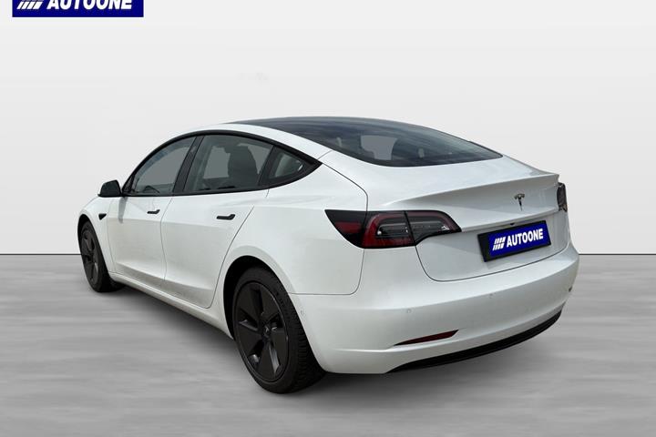Hvid Tesla Model 3 fra 2021
