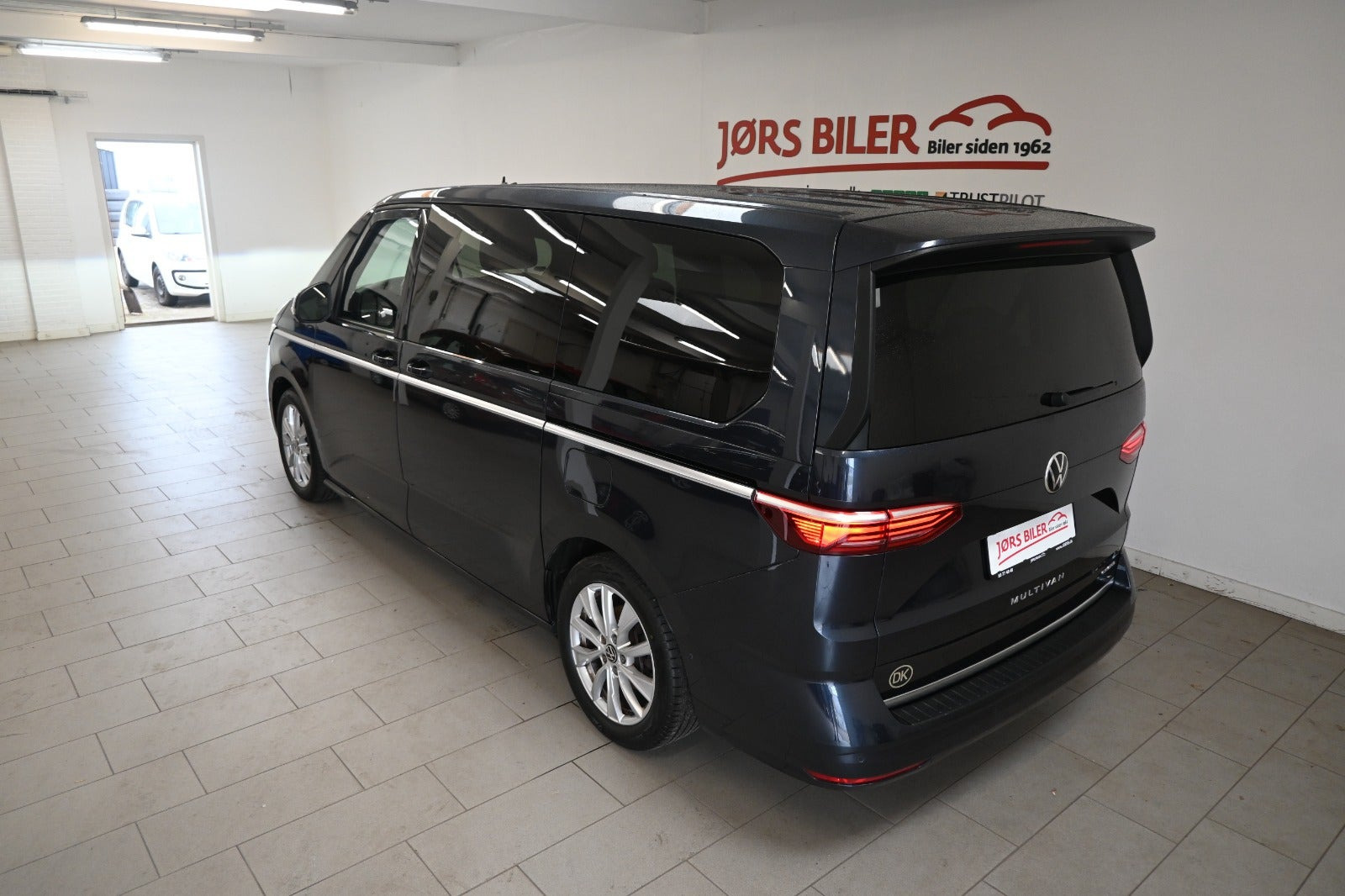 Blå VW Multivan fra 2022