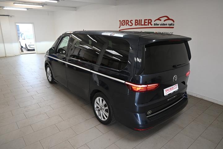 Blå VW Multivan fra 2022