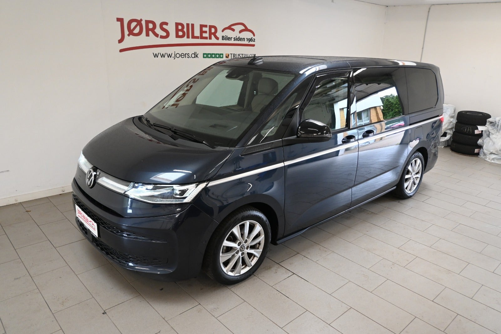 Blå VW Multivan fra 2022