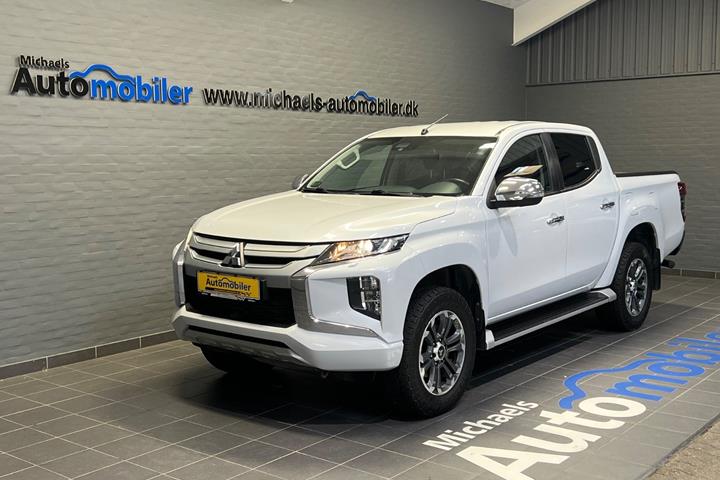 Hvid Mitsubishi L200 fra 2020 set udefra