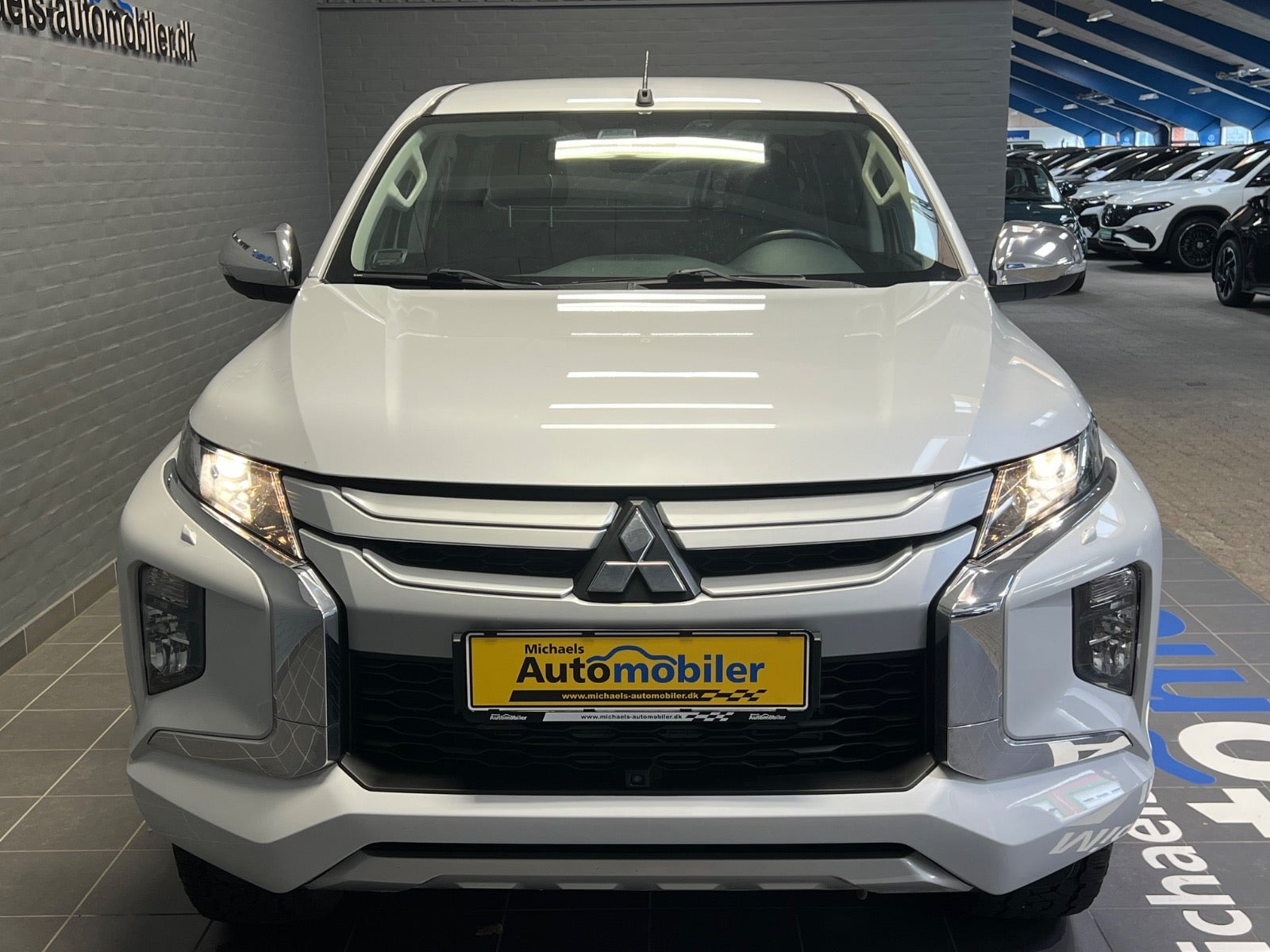 Hvid Mitsubishi L200 fra 2020 set udefra