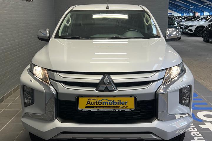 Hvid Mitsubishi L200 fra 2020 set udefra