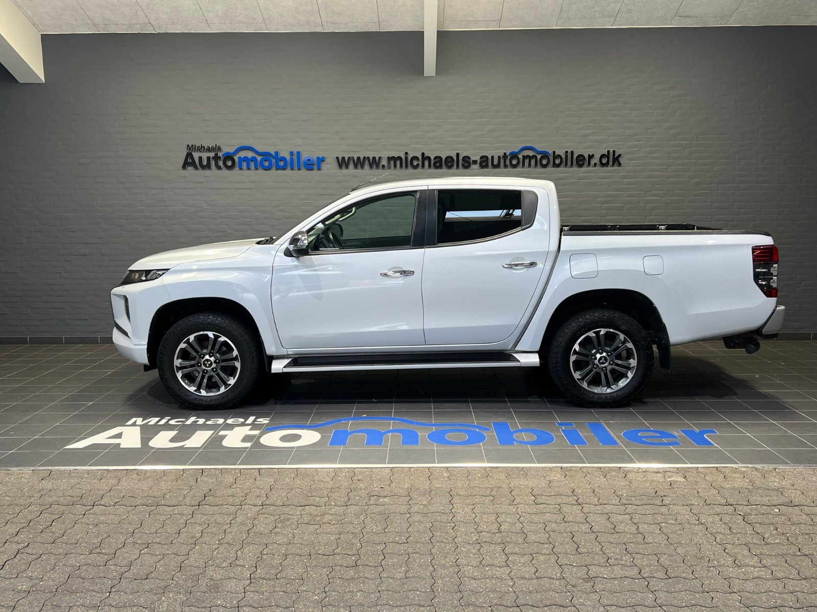 Hvid Mitsubishi L200 fra 2020 set udefra