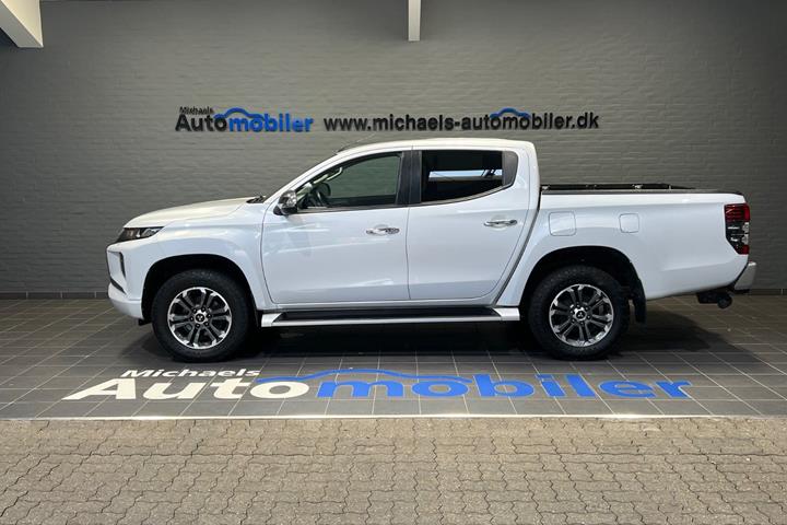 Hvid Mitsubishi L200 fra 2020 set udefra