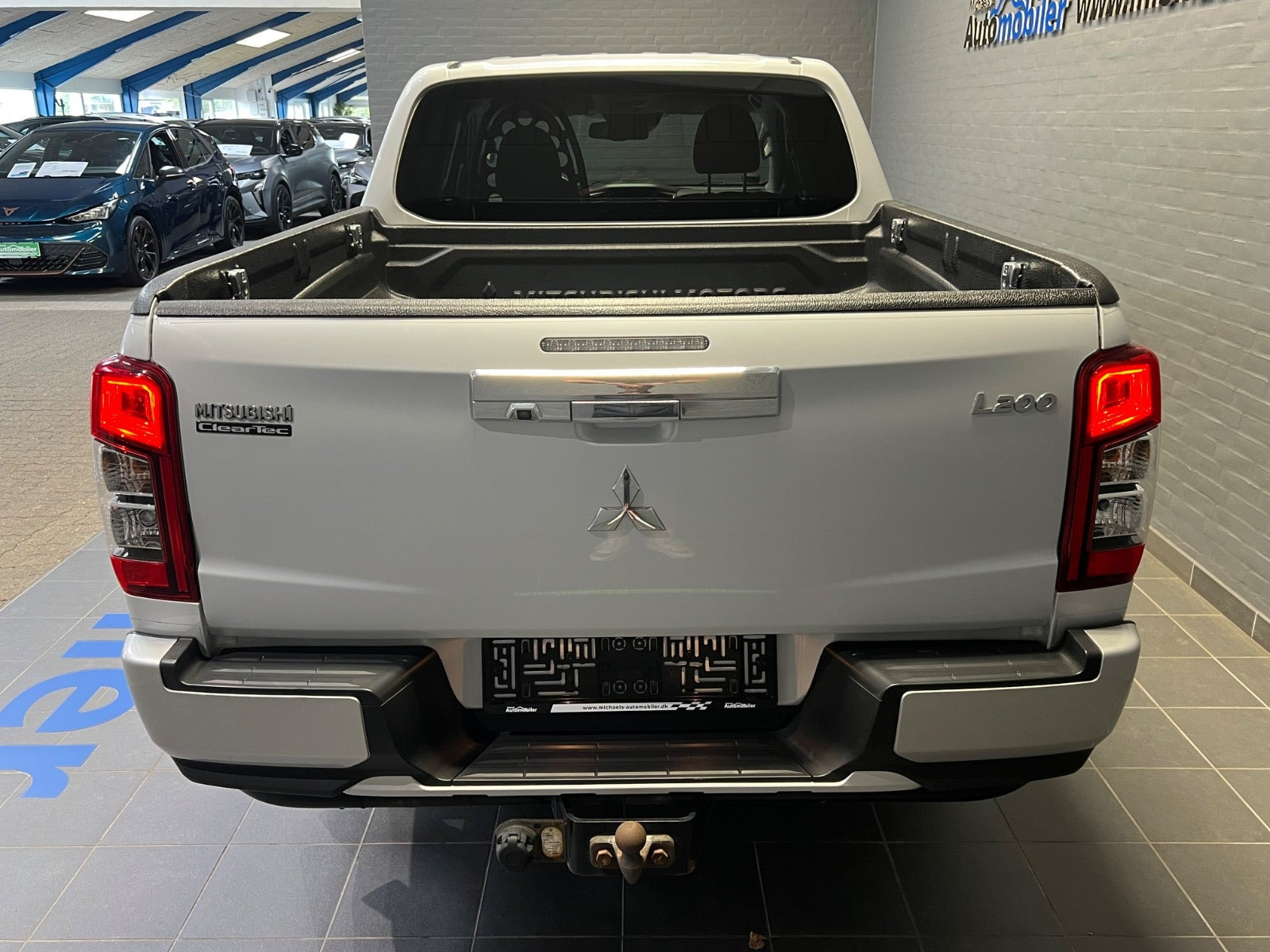 Hvid Mitsubishi L200 fra 2020 set udefra