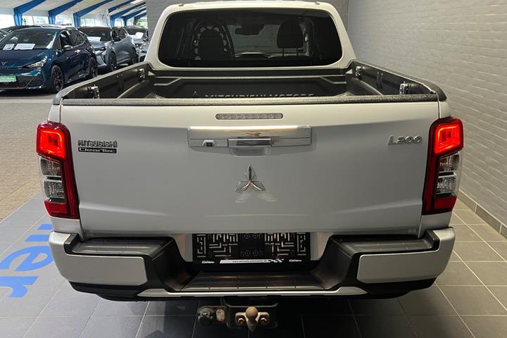 Hvid Mitsubishi L200 fra 2020 set udefra