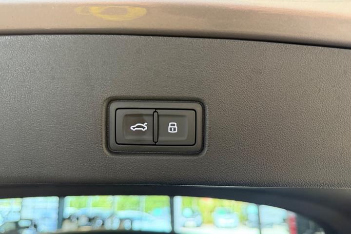 Grå Audi Q4 e-tron fra 2023