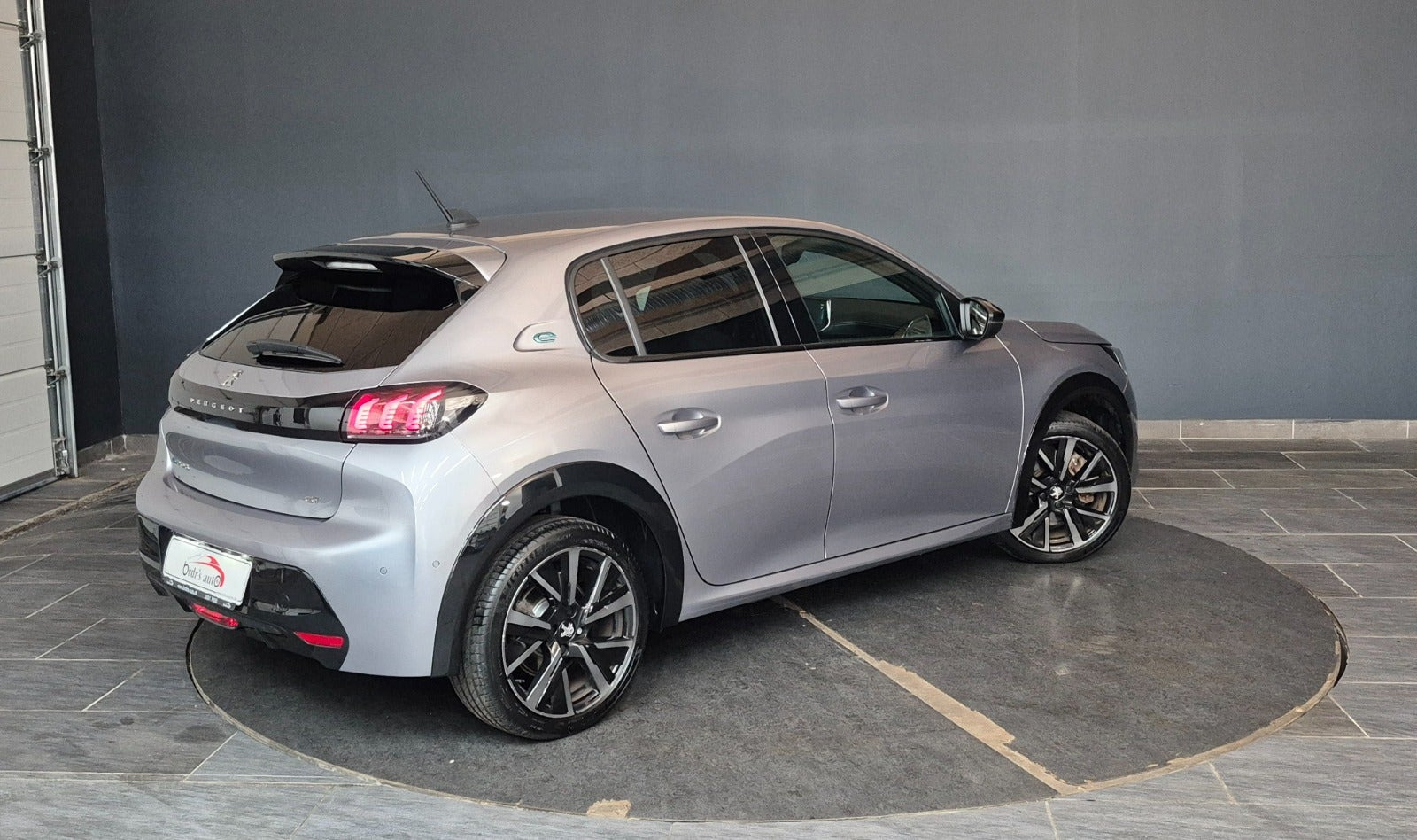 Grå Peugeot e-208 fra 2023