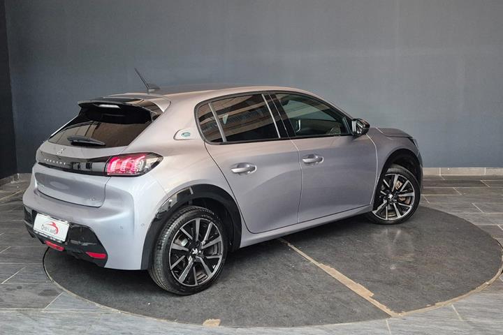 Grå Peugeot e-208 fra 2023