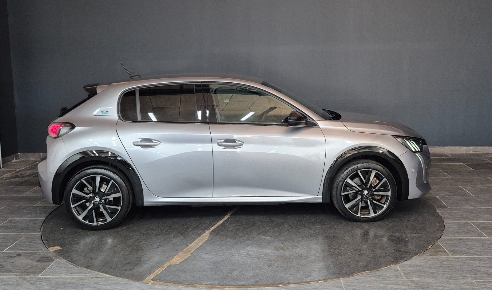 Grå Peugeot e-208 fra 2023