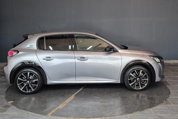 Grå Peugeot e-208 fra 2023