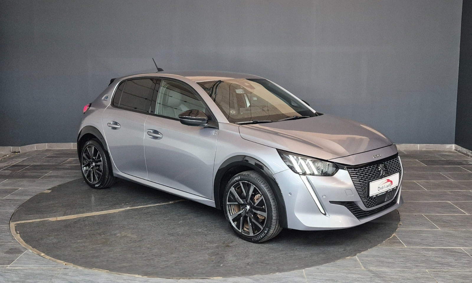 Grå Peugeot e-208 fra 2023