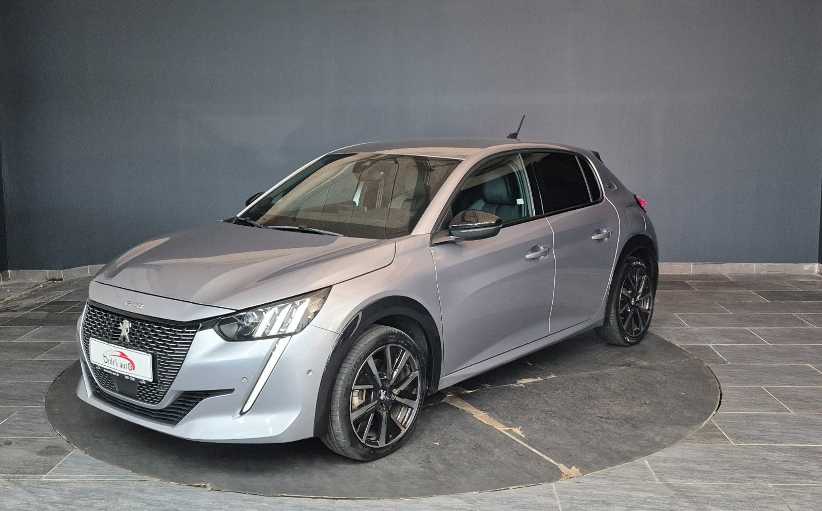 Grå Peugeot e-208 fra 2023