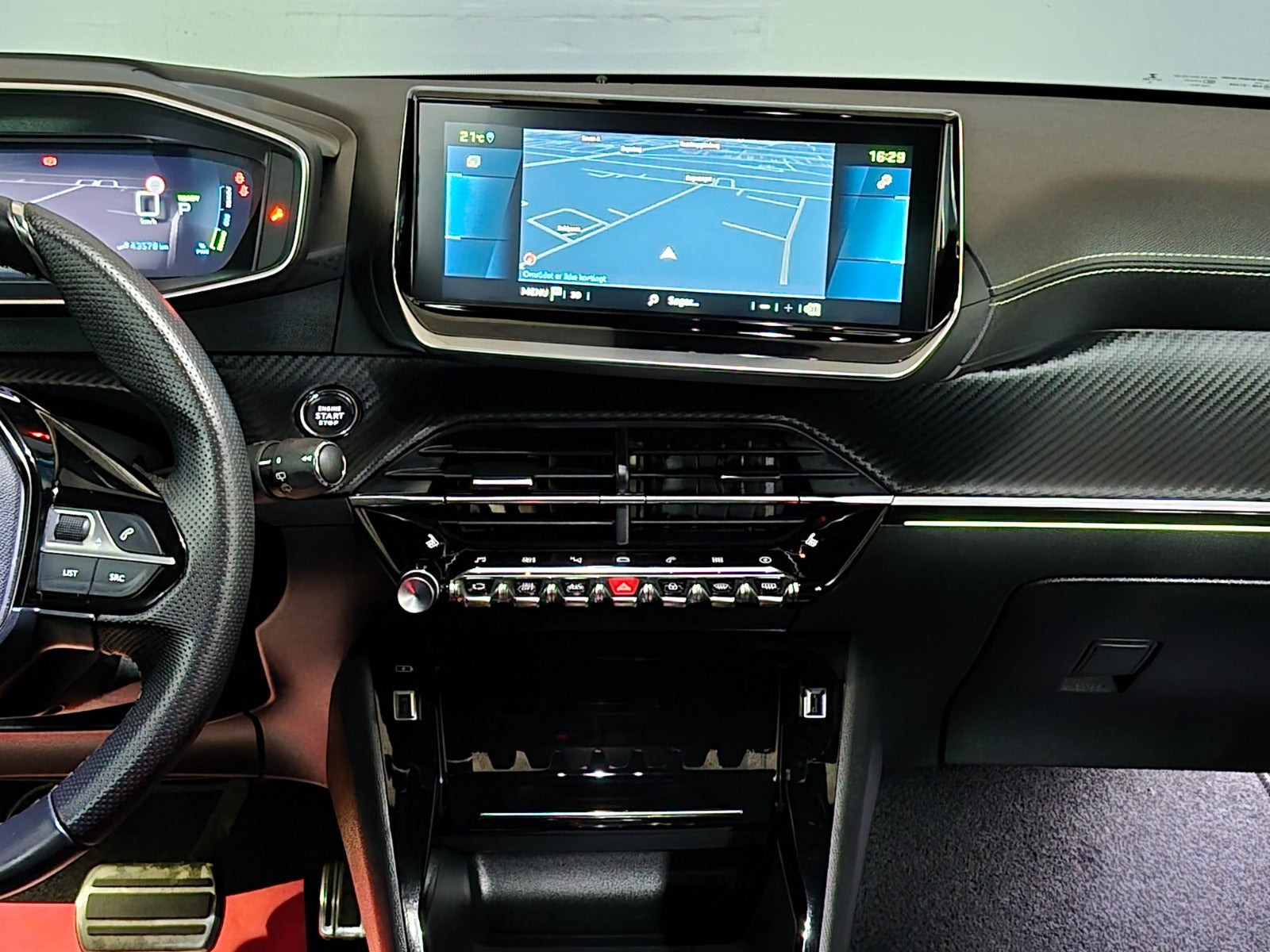 Grå Peugeot e-208 fra 2023