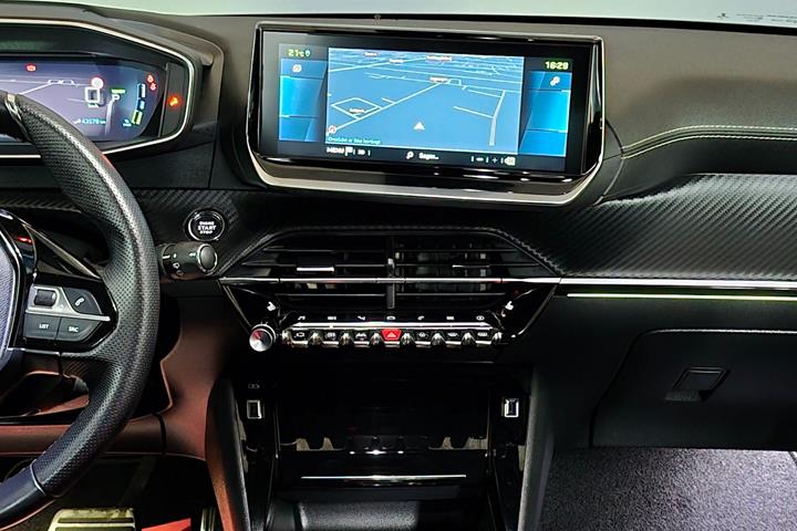 Grå Peugeot e-208 fra 2023