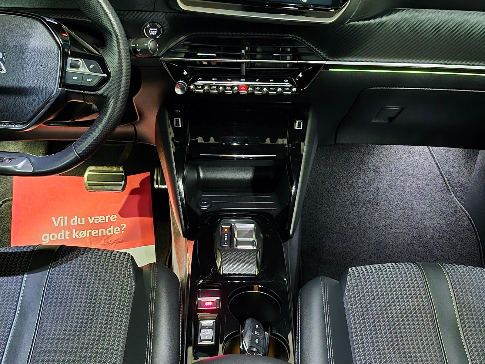 Grå Peugeot e-208 fra 2023