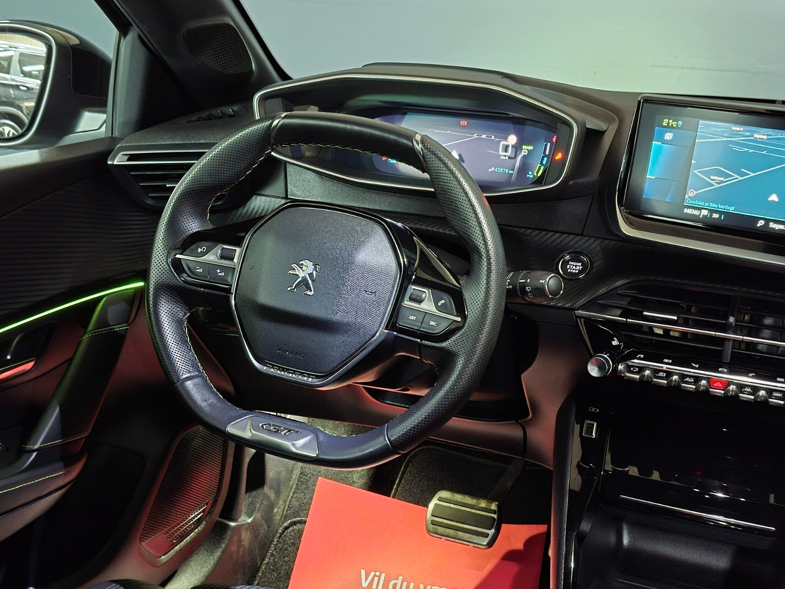 Grå Peugeot e-208 fra 2023