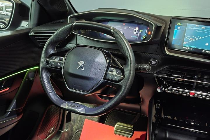 Grå Peugeot e-208 fra 2023