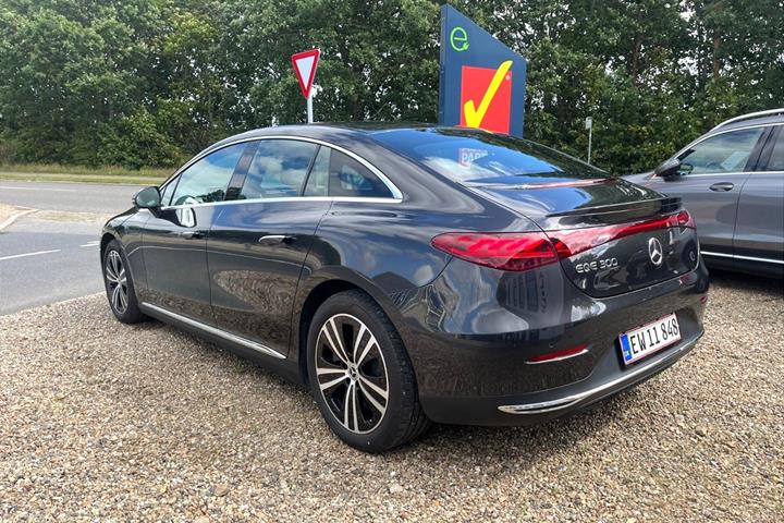 Grå Mercedes EQE 300 fra 2025